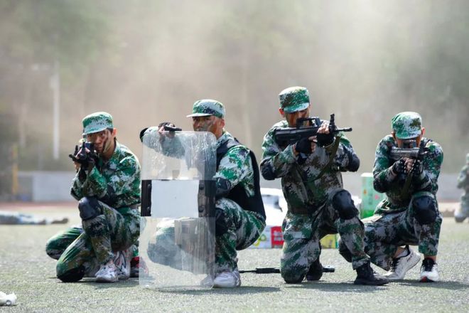 队员受伤仍坚守战场，热血拼搏不畏强敌
